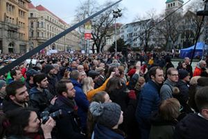 Odhadom 65 tisíc protestujúcich občanov na námestí SNP.