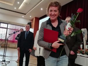 Redaktorka Anna Funtíková preberá cenu za film režiséra Jána Čániho Roduverný hrdina.