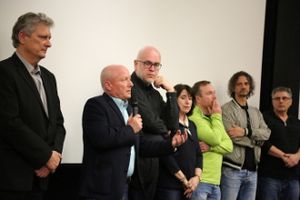 Delegácia filmu Dubček. V strede Viliam Klimáček, naľavo od neho režisér Laco Halama, celkom vľavo dramaturg RTVS Roman Brat.