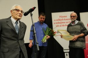 Filmový kritik a publicista Pavel Branko preberá Cenu Petra Mihálika.