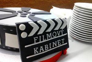 Sladká torta pre jubilujúci Kabinet.
