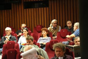 Publikum na filme, celkom vzadu bývalý riaditeľ STV Milan Materák s manželkou.