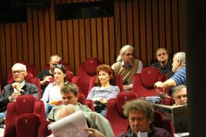 Publikum na filme, celkom vzadu bývalý riaditeľ STV Milan Materák s manželkou.