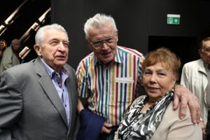 Rudolf Urc (vľavo) s manželkou, v strede kameraman a režisér Rudo Ferko.