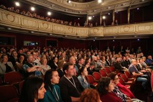 Publikum na otvorení prehliadky v Divadle Adama Mickiewicza.