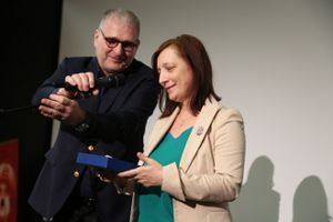 Prvá šéfredaktorka Film.sk Simona Nôtová preberá ocenenie.