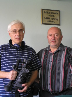Režisér a Radim Hreha (vpravo).