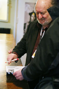 Grzegorz Królikiewicz dáva autogram