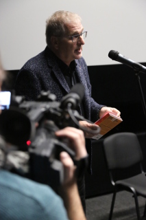 Riaditeľ SFÚ Peter Dubecký v rukách s filmami na  DVD.