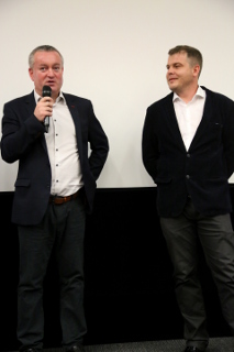 Producent filmu Peter Neveďal a režisér Erik Praus na bratislavskej premiére.